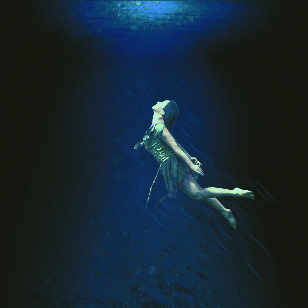 Une femme nageant sous l'eau 